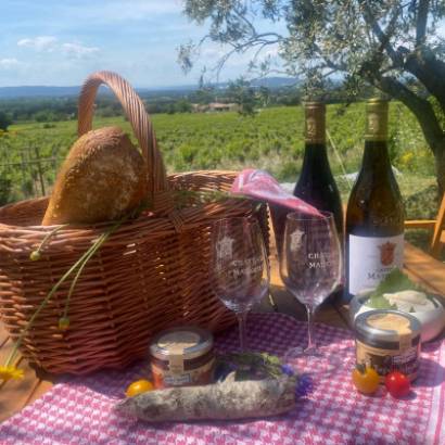 Pique nique entre vignes et oliviers au Château Maucoil Pique nique entre vignes et oliviers au Château Maucoil