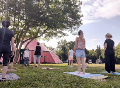 Séance de yoga sur le site de Villeneuve en Scène