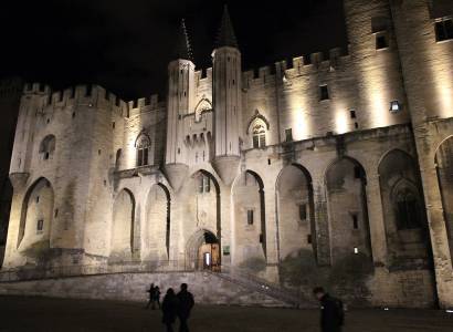 Le Palais des Papes, la nuit