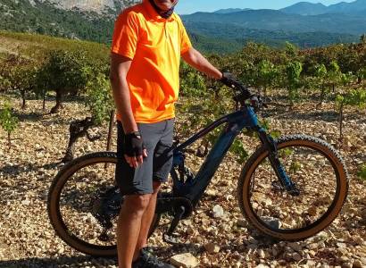 Gigondas, Sablet et Séguret, villages authentiques au pied des Dentelles de Montmirail : Balade accompagnée à vélo