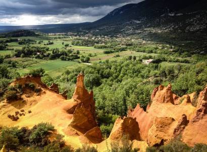 RUSTREL - Tour du Colorado provençal et dalle à empreintes