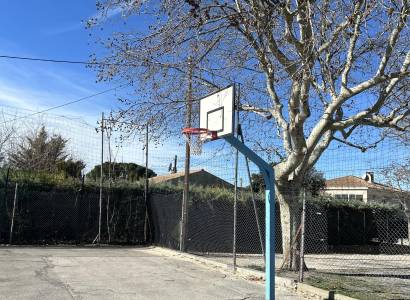 Terrain de basket-ball extérieur