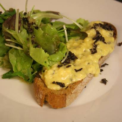 Dégustation d'omelette aux truffes