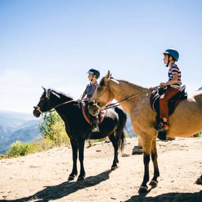 Découvrez le fascinant Luberon en compagnie et au rythme des poneys des chevaux.