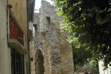 Les fortifications d'Aubignan